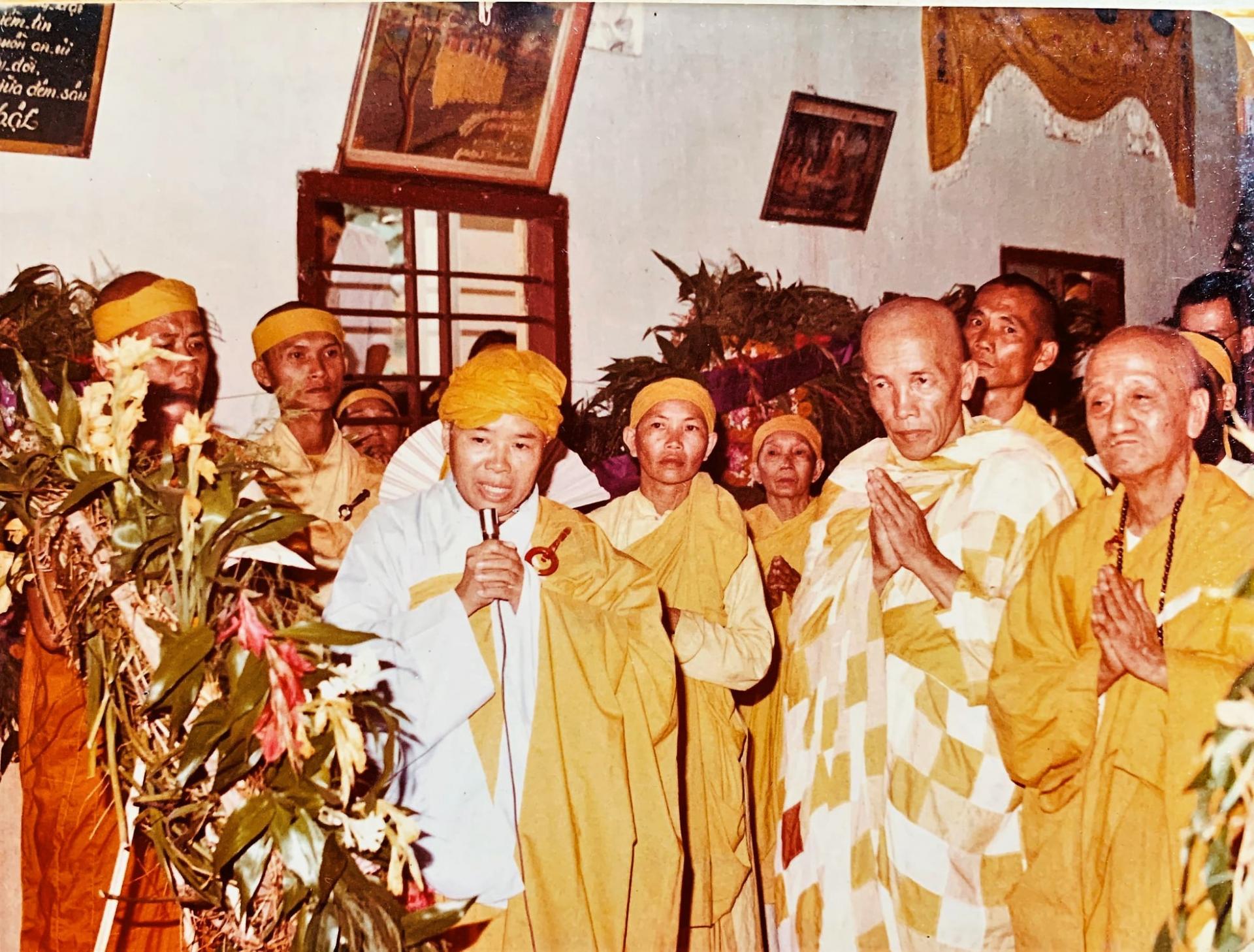 Pháp kệ đức Hòa thượng Tôn sư kính niệm ân sanh dưỡng, hướng dẫn báo ân, báo hiếu thâm ân của Ông bà cha mẹ.